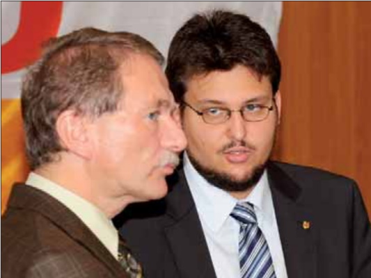 Am 06. November 2010 wurde Tobias Krull (r.) zum ersten Mal zum CDU-Kreisvorsitzenden gewählt. Er trat damit die Nachfolge von Jürgen Scharf an, der dieses Amt 16 Jahre lang inne hatte. Das Foto entstand am Rande diese Parteitags. 