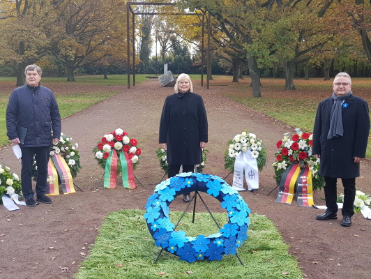 Auf dem Westfriedhof gedenken zum Volkstrauertag Dieter Steinecke (Volksbund Dt. Kriegsgräberfürsorge), Landtagspräsidentin Gabriele Brakebusch und Bürgermeister Klaus Zimmermann (v.l.n.r.)