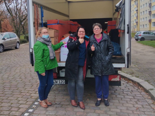 Frau Fach (AQB/g.l.)) nimmt am 26.1.1 die Ergebnisse der Sammlung der Frauen Union für den Christlichen Gabentisch entgegen.