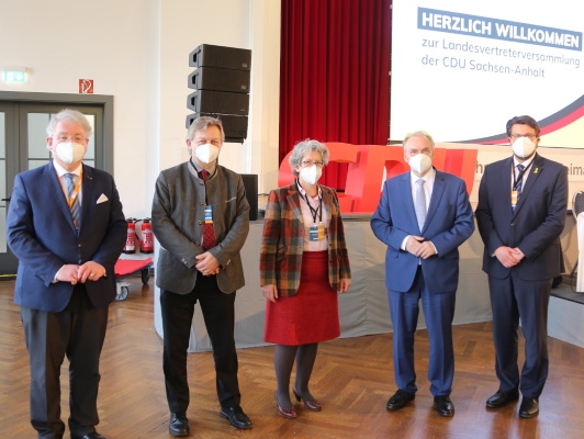 Ministerpräsident Dr. Reiner Haseloff (2.v.r.) mit den Magdeburger Wahlkreiskandidaten für die Landtagswahl 2021 am Rande der Landesvertreterversammlung. 