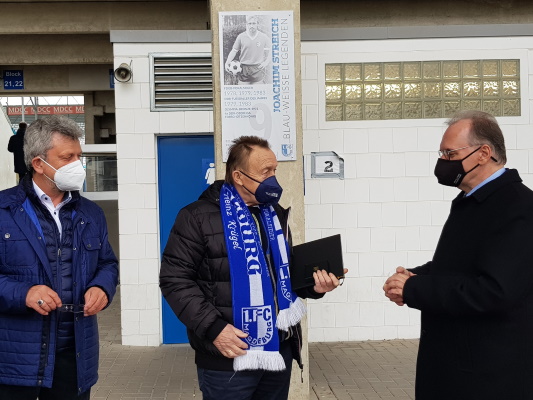 Am 17. April wurde die FCM-Spielerlegende Joachim Streich (m.) durch den Ministerpräsidenten Dr. Reiner Haseloff (r.) mit der Ehrennadel des Landes Sachsen-Anhalt ausgezeichnet. Mit dabei FCM-Präsident Peter Fechner (l.). 