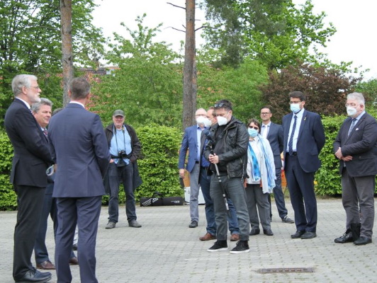 Kulturminister Dr. Rainer Robra (g.l.) stellt am 18. Mai die UNESCO Weltkulturerbe Pläne für das Schiffshebewerk vor. 