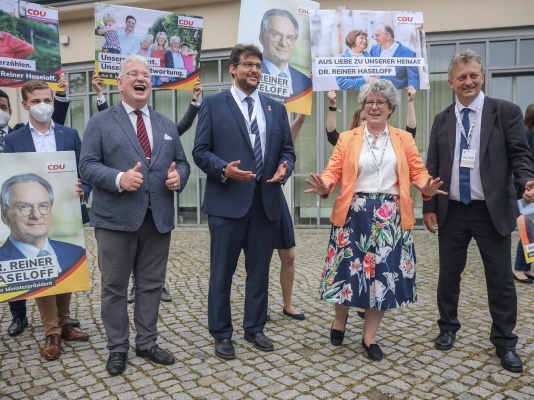 Die Magdeburger CDU-Landtagskandidaten Stephen Gerhard Stehli, Tobias Krull, Anne-Marie Keding sowie Andreas Schumann freuen sich am 06. Juni über den Gewinn ihrer Direktmandate (v.l.n.r.). 
