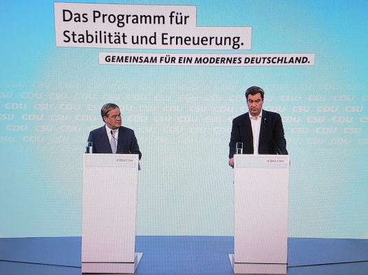 Die Vorsitzenden von CDU, Armin Laschet, und CSU, Markus Söder, stellen gemeinsam am 21.06.2021 das Regierungsprogramm der Unionsparteien für die Bundestagswahl vor. (v.l.n.r.)