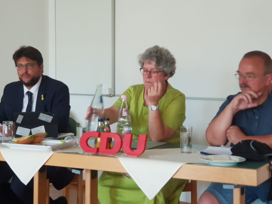 Das Präsidium bei der CDU-Kreisvorstandssitzung am 13. Juli. Kreisvorsitzender Tobias Krull MdL, stellv. Kreisvors. Anne-Marie Keding MdL und Ratsfraktionsvors. Wigbert Schwenke (v.l.n.r.)