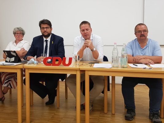 Das Podium bei der Kreisvorstandssitzung der CDU Magdeburg am 14. September 2021.  