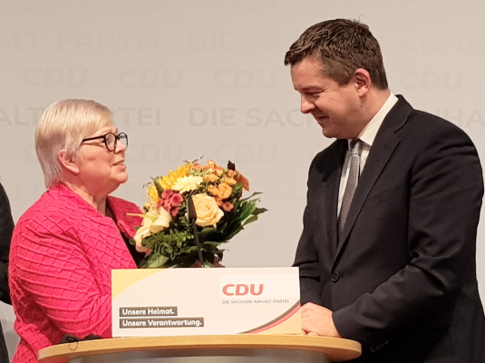 Der wiedergewählte Landesvorsitzende Sven Schulze erhält Glückwünsche der Landtagspräsidentin a.D. Gabriele Brakebusch. Die Neuwahl des Landesvorstandes erfolgte am 02. Oktober in Leuna. 