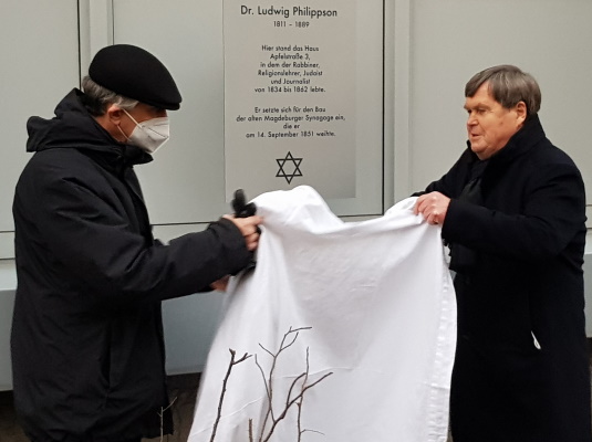 Wadim Laiter (Synagogengemeinde MD) und Dieter Steinecke (stellv. Vorsitzender Förderverein Neue Synagoge) enthüllen am 28.11. eine Gedenktafel für den Reformrabbiner Dr. Ludwig Philippson. (v.l.n.r.)