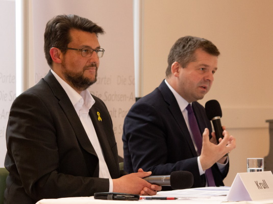Am 08. April sprach der Landesvorsitzende und Wirtschaftsminister Sven Schulze (r.) bei einer Veranstaltung zur geplanten Großansiedlung in Magdeburg.