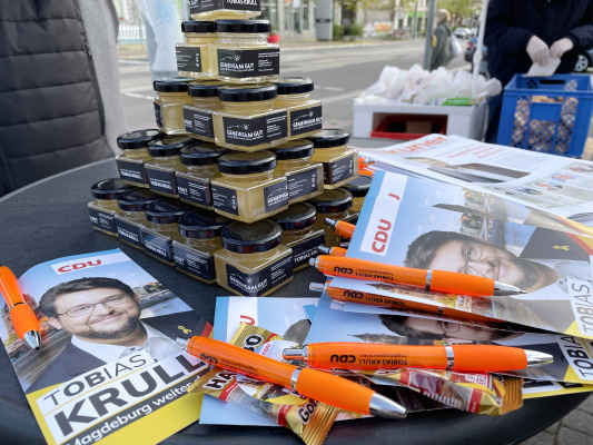 Bei den Infoständen der CDU gibt es nicht nur Informationsmaterial, sondern teilweise auch süße Leckereien.