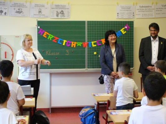 Am 25. August besuchte die Bildungsministerin Eva Feußner MdL (Mitte) die Grundschule Weitlingsstraße. (Foto Bildungsministerium)