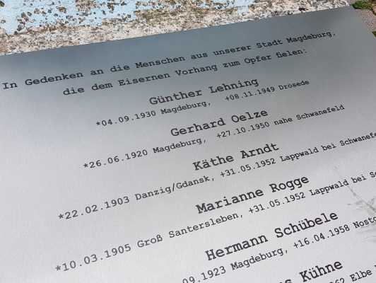 Ein Teil des Gedenktafel für die Opfer des Eisernen Vorhangs die am 11. September in Magdeburg enthüllt wurde.
