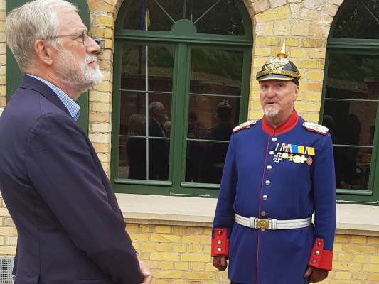 Am 14. September nahm der Kulturminister Rainer Robra (l.) an der Eröffnung des sanierten Ravelin II teil. Geführt wurde er vom Sanierungsvereinsvorsitzenden Rüdiger Stefanek. 