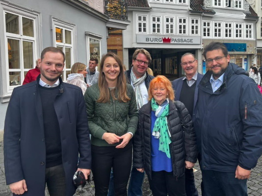 Mitglieder der CDU aus Braunschweig und Magdeburg am Rande des Infostandes in der Löwenstadt am 08. Oktober 2022.