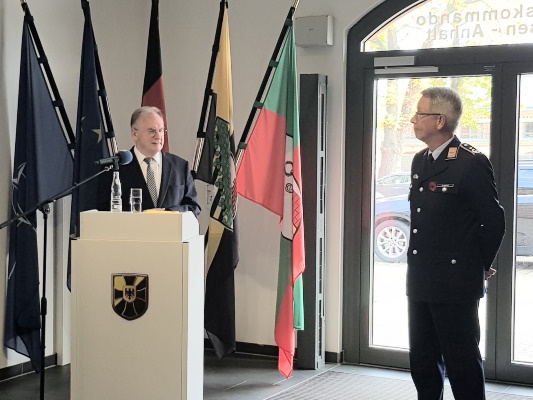 Bei einer Festveranstaltung zum Gründungstag der Bundeswehr Ministerpräsident Dr. Reiner Haseloff MdL und Kommandeur des Landeskommandos Oberst Bernd Albers (v.l.n.r.)