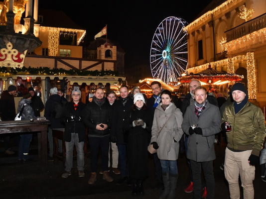 Einige der Teilnehmer der Aktion der JU Magdeburg und der Firma Magdeburger Gastro Conzept für den guten Zweck. 