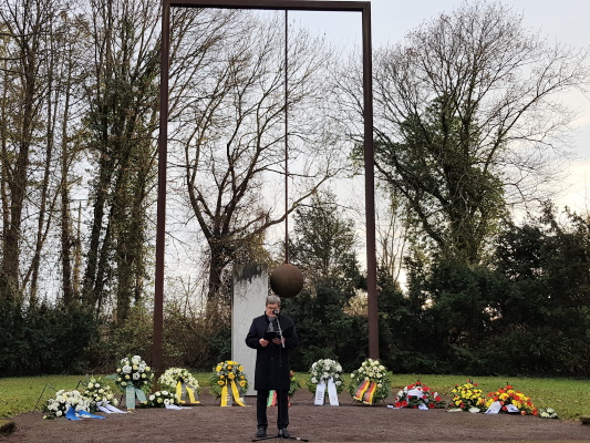 Bei der Gedenkveranstaltung in Erinnerung an die Bomberangriffe auf Magdeburg am 16. Januar 1944 sprach der der Landesvorsitzende des Volksbundes Dieter Steinecke. 