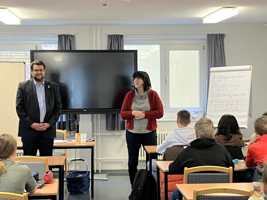 Bildungsministerin Eva Feußner beim Besuch eines Lerncamps in der Jugendherberge Magdeburg am 10.02.2023.