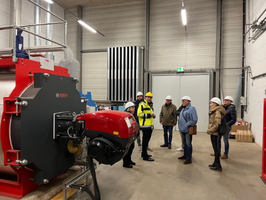 Mitglieder des CDU-Ortsverbandes Ostelbien besuchten am 02. März das Biomasseheizkraftwerk in der Nähe des Stadions.