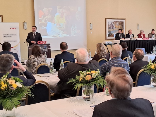 Landesvorsitzender Sven Schulze spricht bei der Mitgliedervollversammlung der CDU Magdeburg am 14. April 2023.