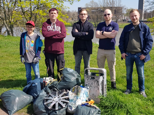 Einige der fleißigen Helfer der Jungen Union Magdeburg, die am 22. April das Umfeld der Magdeburger Sternbrücke von Müll und Verschmutzungen befreiten. 