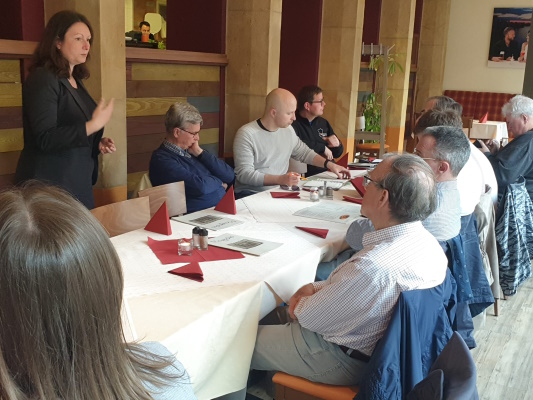 Die Europaabgeordnete Karolin Braunsberger-Reinhold (stehend) bei der Sitzung des Ortsverbandes Mitte am 17. Mai. 