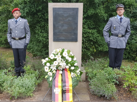 Gedenken an den militärischen Widerstand vom 20. Juli 1944 an der Gedenkstele an den Mitverschwörer Henning von Tresckow. 