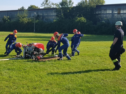 Einige der Teilnehmer des Wettbewerbs Löschangriff Nass der Kinder- und Jugendfeuerwehren am 09.09.2023.