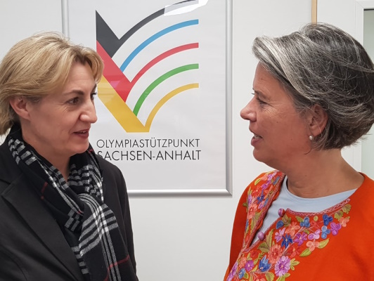 Im Gespräch bei der Eröffnung des Olympiastützpunktes Sachsen-Anhalt in Magdeburg die EU-Kandidatin Alexandra Mehnert und die Sportministerin Dr. Tamara Zieschang (v.l.n.r.). 