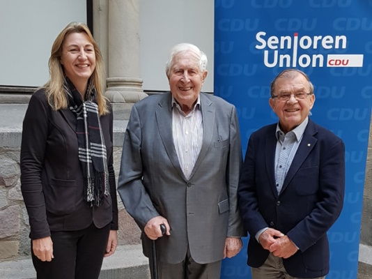 Alexandra Mehnert, Bernhard Vogel und Klaus Kutschmann beim Termin der Senioren Union Magdeburg am 10.11.2023. 