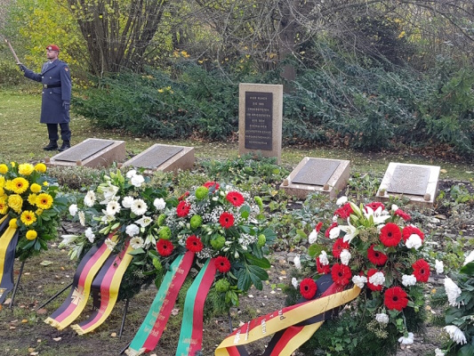 Kranzniederlegung auf dem Magdeburger Westfriedhof zum Volkstrauertag am 19. November 2023. 