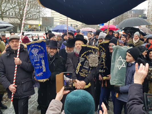 Feierlicher Einzug der Tora-Rollen in die neue Magdeburger Synagoge am 08. Dezember.