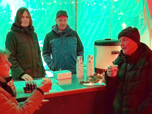 Beim Weihnachtsmarkt auf dem Hopfenplatz sammelte der CDU-Ortsverband Süd Spenden für den guten Zweck. 