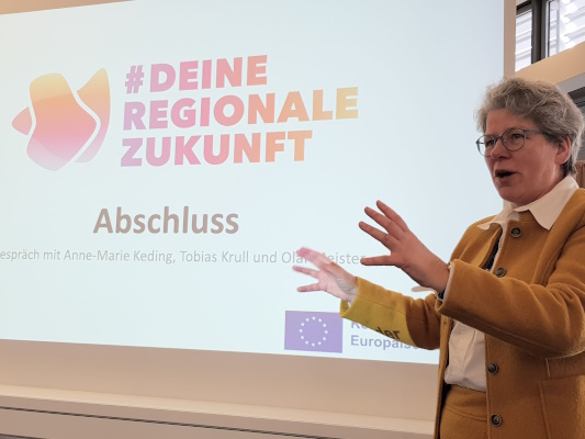 Vizelandtagspräsidentin Anne-Marie Keding bei einem Workshop an der Berufsbildenden Schule Dr. Otto Schlein am 17. Januar 2024.