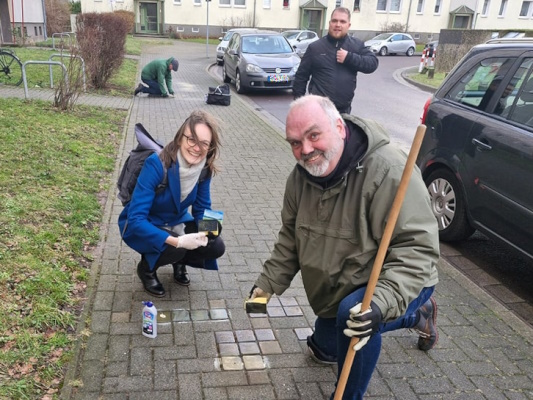 Mitglieder des CDU-Ortsverbandes Mitte reinigten am 26.01. Stolpersteine in der Magdeburger Innenstadt.