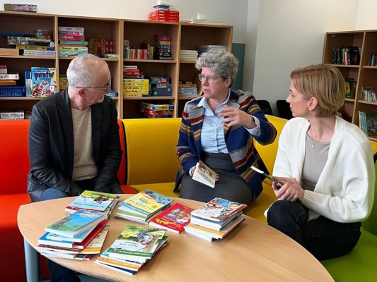 Übergabe einer Bücherspende an die Grundschule Magdeburg-Olvenstedt.