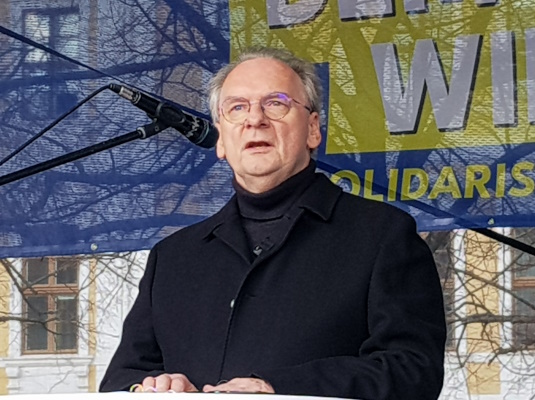 Ministerpräsident spricht auf einer Demonstration in Magdeburg am 17. Februar.