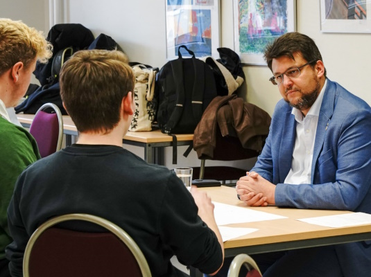 Tobias Krull (r.) beim politischen Speed-Dating am 11.03.24. 