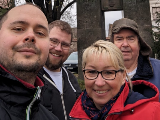 Gruppenbild bei der Putzaktion in Magdeburg Alt-Olvenstedt am 23.03.2024. 