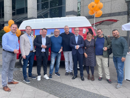 Der CDU-Mitgliederbeauftrage Philipp Amthor (4.v.r.) unterstützt den Wahlkampfstand vom OV Stadtfeld-West/Diesdorf am 31. Mai. 
