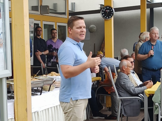 Tino Sorge begrüßt die Gäste seines Sommerfestes. 