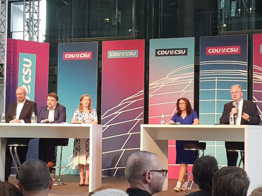 Podium bei der Betriebsräte-Ost-Konferenz der CDU/CSU-Bundestagsfraktion am 27. Juni 2024.