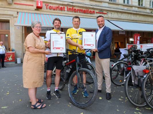 Sven Schulze (2.v.r.) vor der Tourist-Information Magdeburg am 27. Juni. 
