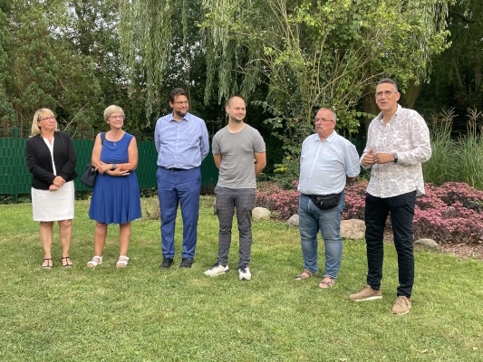 Begrüßung beim gemeinsames Grillen von FDP und CDU am 20. August 2024.