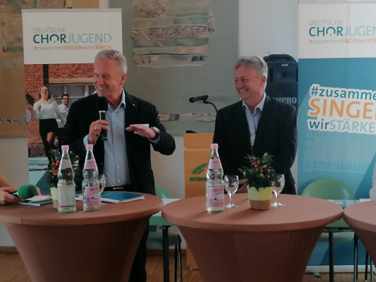 Der Präsident des Chorverbandes Christian Wulff (Bundespräsident i.R.) und Andreas Schumann MdL bei einer Diskussion beim Chorjugendfestival.