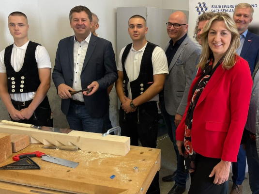 Besuch der Ausbildungsmesse Handwerk4You durch die Europabageordnete Alexandra Mehnert (g.r.) und Wirtschaftsminister Sven Schulze (2.v.l.)