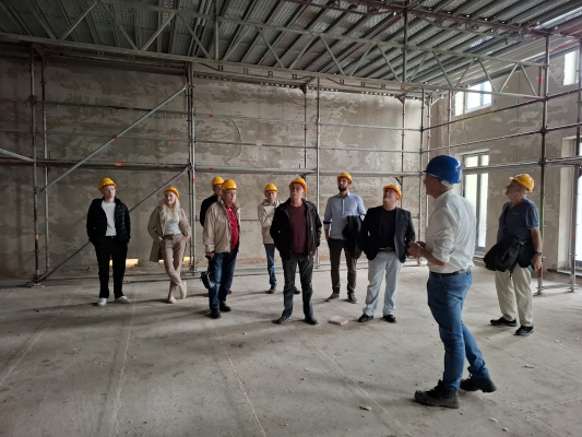 Mitglieder des CDU-Ortsverbandes Ostelbien besuchten am 24. September die Baustelle der Magdeburger Stadthalle.