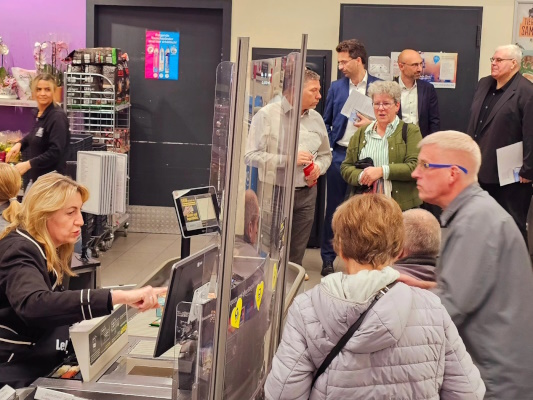Die Europaabgeordnete Alexandra Mehnert (g.l.) kassierte am 29. Oktober beim EDEKA im Katharinenturm für den Guten Zweck.