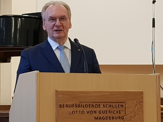 Dr. Reiner Haseloff bei seiner Festrede vor neuen Lehrkräften in Magdeburg