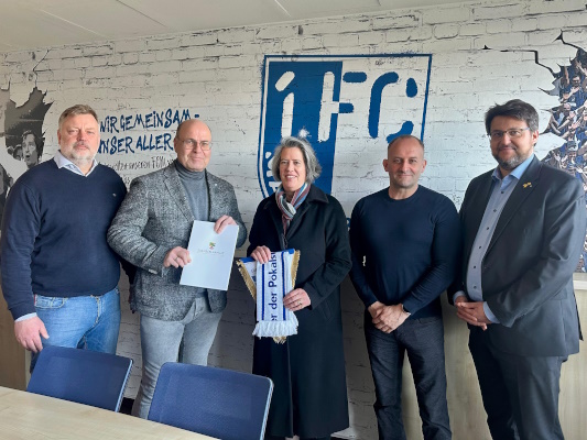 Übergabe eines Fördermittelbescheides an den 1. FC Magdeburg